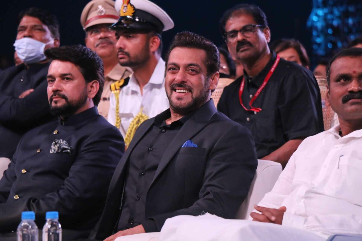 Salman Khan sitting with Anurag Thakur 