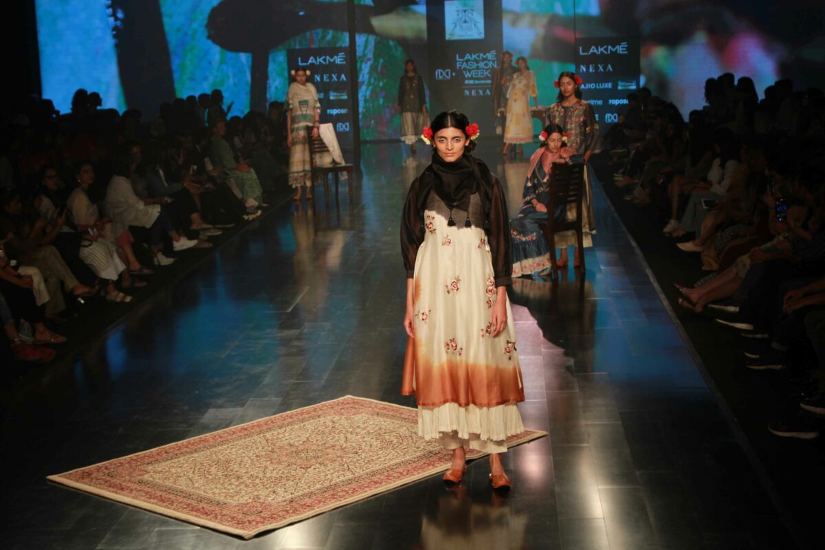 Pratima Pandey's latest collection, 'Paro,' is Sarat Chandra Chattopadhyay's famous work. 