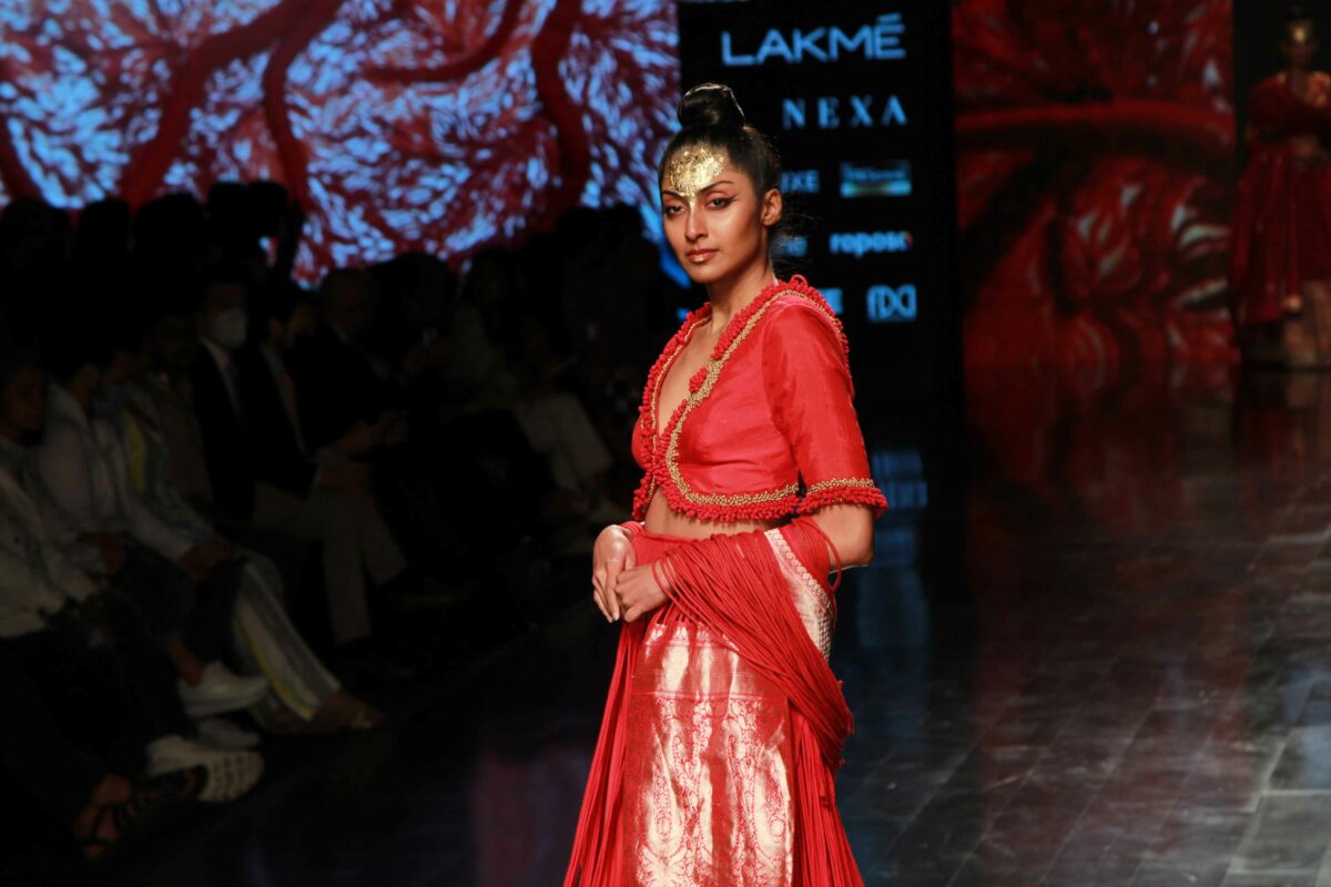 We were captivated by Vaishali S cutting-edge silhouettes, one-of-a-kind curtains, complex cord work, and flawless craftsmanship, all captured in crimson hues.
