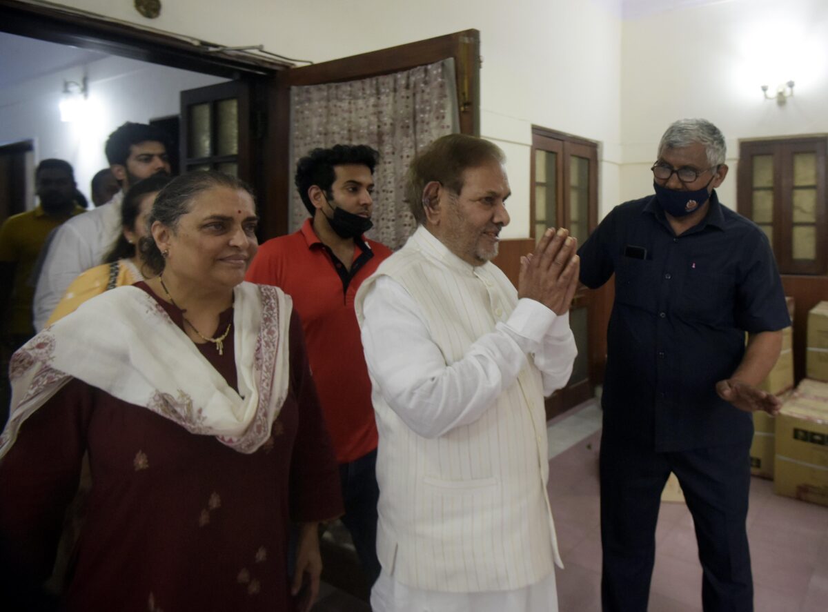 Sharad Yadav, a former union minister, with family members before leaving his 7, Tughlaq Road residence in New Delhi on Tuesday, May 31. Yadav lived in the bungalow for 22 years.