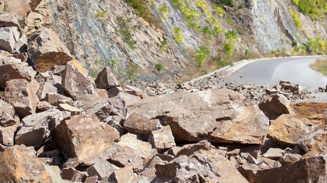 Traffic closed on Jammu-Srinagar National Highway due to landslide